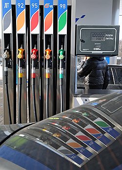 Продажа брендированного бензина по завышенным ценам лучше рекламирует заправку, чем торговля обычным — по сниженным