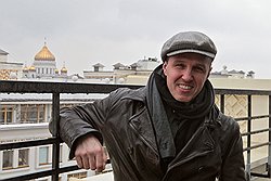 Игорь Верник оценил прежде всего местоположение жилого комплекса: пентхаус с эксплуатируемой кровлей в центре Москвы — редкое предложение. Дом в высокой степени готовности, где заканчивается отделка общественных зон и при этом продажи только начались, также нечастое явление. Впрочем, в отделку входной группы наш эксперт попытался внести свои коррективы