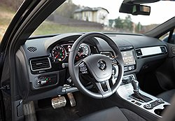 Владельца Volkswagen Touareg Hybrid сложно упрекнуть в привязанности к кричащей роскоши