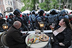 Модного кафе "Автозак" в Москве пока нет, зато посетители других заведений могли близко познакомиться с "космонавтами"