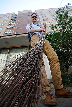 Не прислушиваясь к просьбам коммунальщиков не выносить сор из избы, Дмитрий Левенец строчит на них жалобы и заставляет работать  