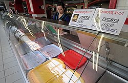 Одной из причин белорусского дефицита стала перепродажа продуктов в Россию, где они более чем вдвое дороже
