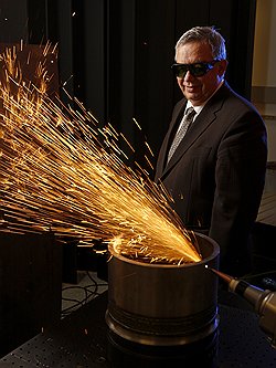 Владелец IPG Photonics 73-летний Валентин Гапонцев доволен тем, что во всем мире его компанию воспринимают как русскую, и не случайно 70% его сотрудников — русские эмигранты