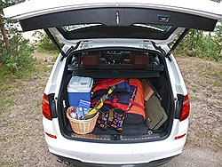 В багажник BMW X3 помещается в три раза больше вещей, чем на картинке, но выглядят они тогда не так красиво