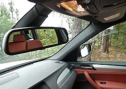 Все зеркала BMW X3 автоматически затемняются, если сзади кто-то забывает переключить дальний свет