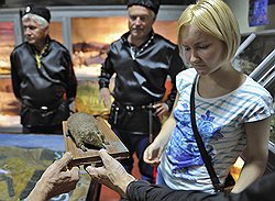 В качестве доказательства ценности экосистемы Хоперского заповедника в его музее корреспонденту "Денег" Анастасии Каримовой предъявили местную выхухоль