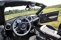 Салон MINI Cooper S Roadster стилен и красив, жаль что каждый день приходится его чистить от песка и чужих окурков 