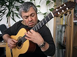 Лирический настрой помог Александру Федорову найти подход к покупателям, но финансы требовали совсем иного настроя