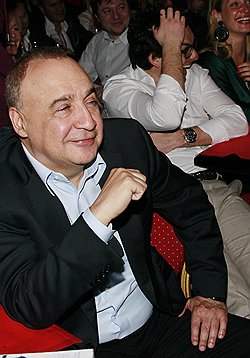 Гражданин США Леонард Блаватник ведет бизнес и за пределами России, так что миллиарды, вырученные за ТНК-BP, скорее всего, потратит там же 