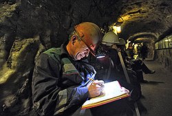 В калийных рудниках Прикамья работают, конечно, в основном мужчины, но под землей можно встретить и женщин, например маркшейдеров с геодезическими рейками в руках