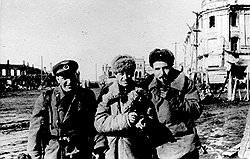 Борис Цейтлин (слева с Романом Карменом и Константином Симоновым) хотя и показал себя с лучшей стороны на фронте, но в Москве, где помнили о его позоре, почти не показывался  