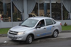 Клиренс Lada Granta с АКПП на 2 см меньше, чем у обычной версии, но это не мешает спускаться с бордюров