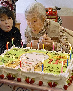Теоретики считают, что человек рассчитан максимум на 126 лет. Практика изредка подтверждает эту теорию
