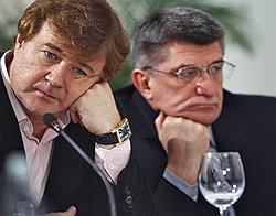 После года напряженной борьбы за право спасать "Ленфильм" режиссер Александр Сокуров (справа) и его продюсер Андрей Сигле потерпели поражение 