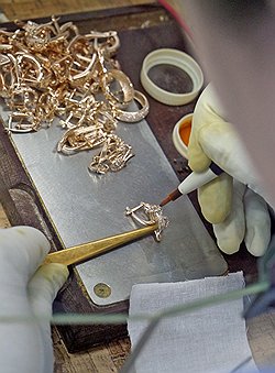 Эффективной мерой в борьбе с нелегально ввозимым из-за границы золотом мог бы стать единый стандарт добавок в сплав