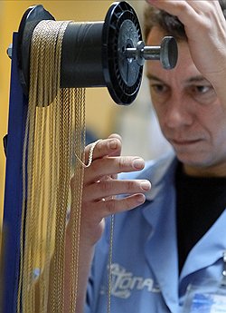 Контрафактные золотые цепи появляются так: завозят в бобинах из-за рубежа, режут, клеймят и продают под видом отечественных