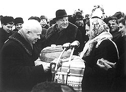 В 1958 году Хрущев озаботился тем, что на народный самогон уходит слишком много государственного хлеба  