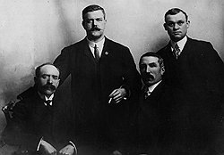Лидер команды британских палачей Джон Эллис (слева) по совместительству был парикмахером и умер от бритвы  