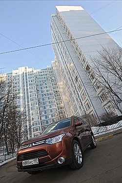 Outlander, прикидываясь брутальным внедорожником, по сути, остается семейным автомобилем 