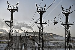 Магнезит транспортируют по этой канатной дороге в вагончиках по 1,5 тонны