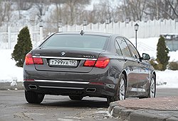 Полноприводный лимузин от BMW отличается маленьким шильдиком xDrive на крышке багажника и уверенным поведением на дороге в любую погоду