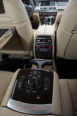 Пассажир BMW 740Li тоже допущен к управлению — кнопками и подстаканниками