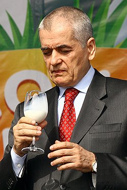 Не так давно Геннадий Онищенко даже кефир призывал не пить, а теперь ждет не дождется грузинского вина  