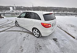 Сзади B 200 стал похож на универсалы покрупнее и кроссоверы Mercedes-Benz