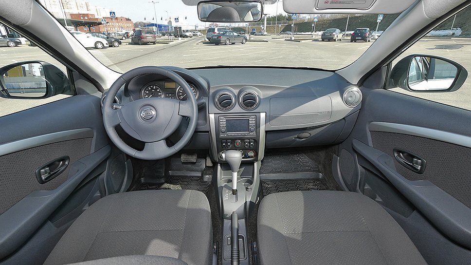 Если бы не эмблема Nissan на руле, салон новой Almera можно было бы легко перепутать с Renault Logan  