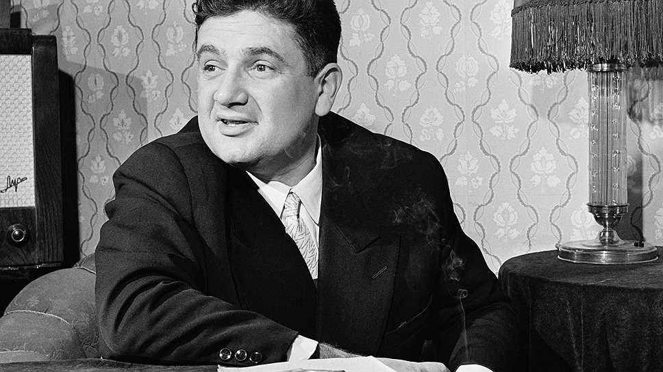 Конферанс привлеченного за наличные знаменитого актера Евгения Весника делал балы молодежи максимально привлекательными для публики