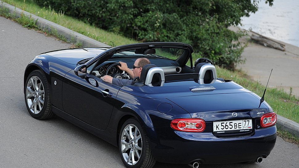 У Mazda MX-5 относительно небольшие свесы и неплохой для родстера клиренс — 136 мм