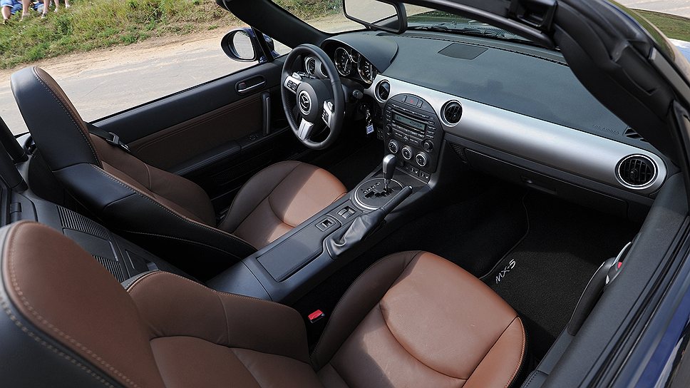 Сиденья Recaro sports удобны, но к гладкой коже на жаре быстро прилипаешь