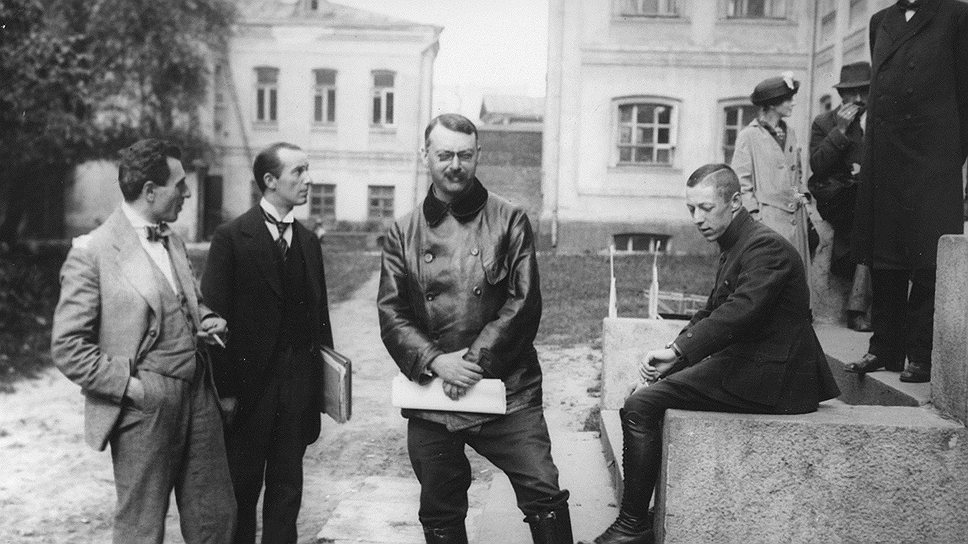 Народными судьями могли стать только верные революции люди, руководствующиеся при вынесении приговоров революционной совестью  