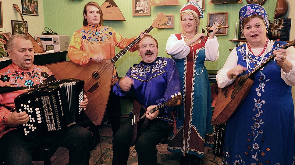 Бибс Эккел (с балалайкой) всю свою семью заразил любовью к русской культуре