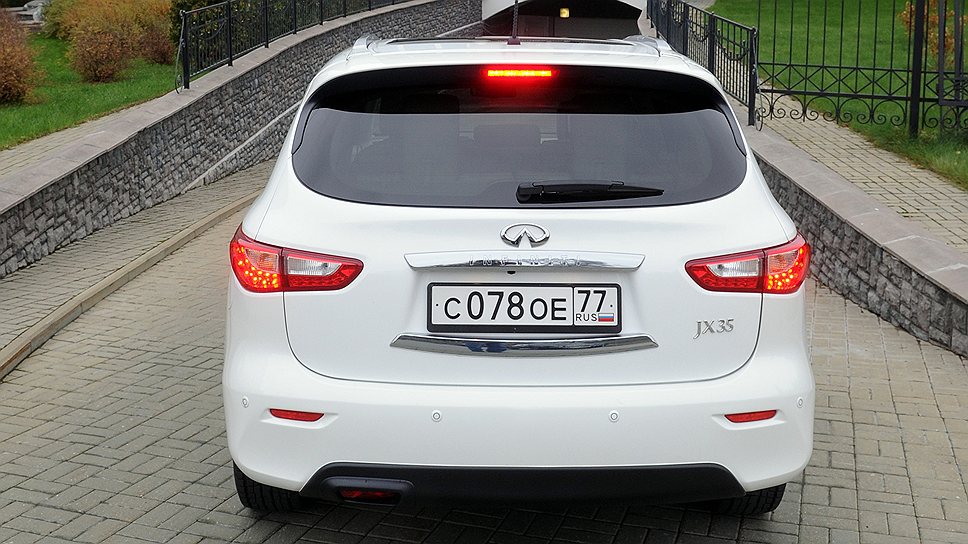 Из-за маленьких габаритных огней в темноте в JX35 сложно признать Infiniti  