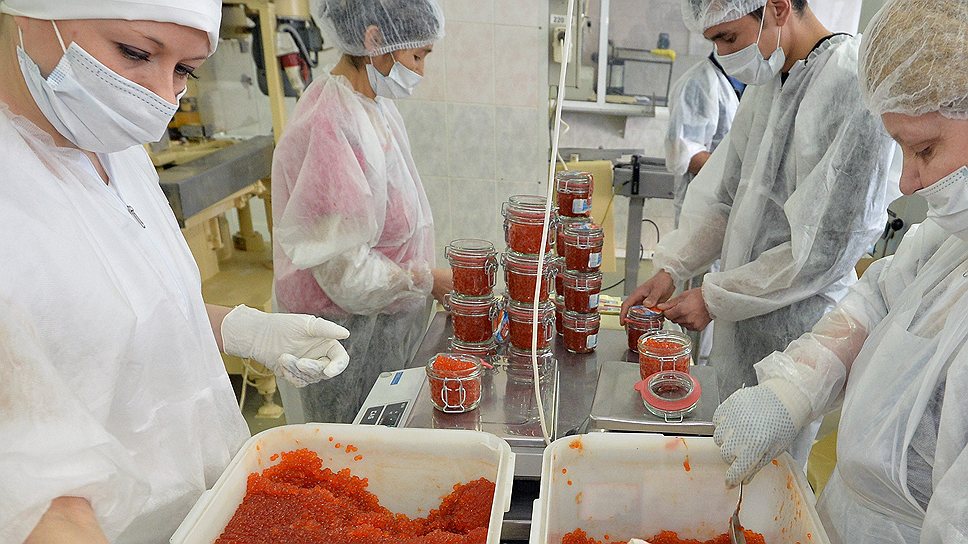 Как правило, в стеклянные банки фасуют икру высокого качества — просто потому, что ее там видно  