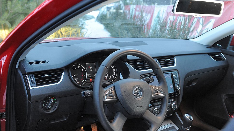 Если бы не стилизованный пеликан на эмблеме, понять, какому автомобилю Volkswagen Group принадлежит этот интерьер, было бы сложно
