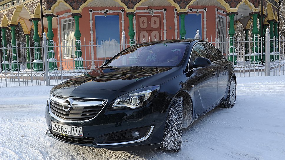 За передней решеткой справа от эмблемы расположен радар активного круиз-контроля и системы предупреждения столкновений, раньше этого для Insignia не предлагалось