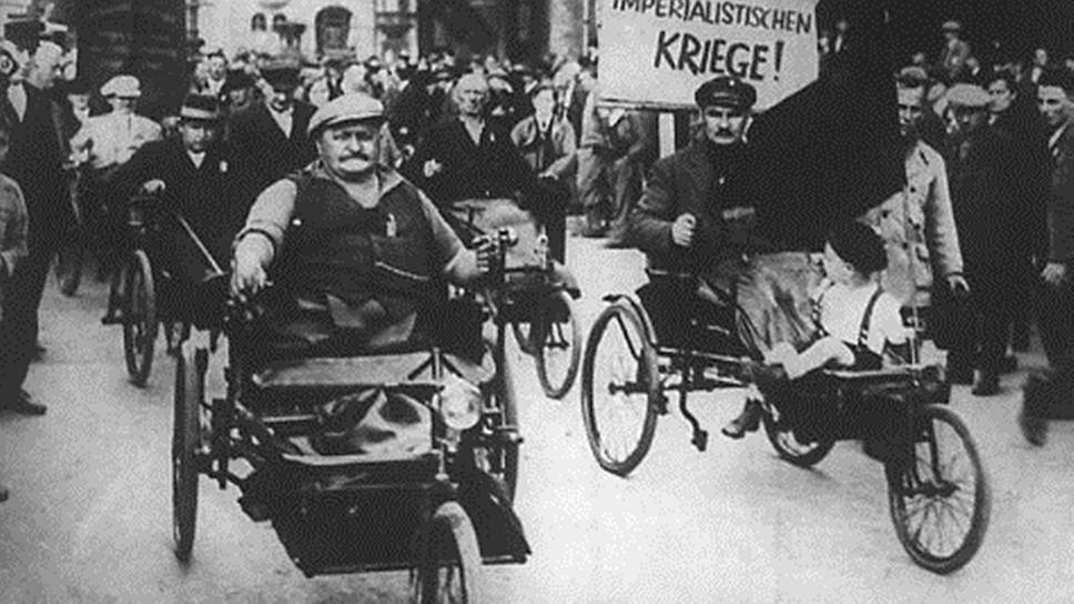 В Германии пацифисты наступали клином, а полицейские их встречали, облачившись в стальные доспехи  