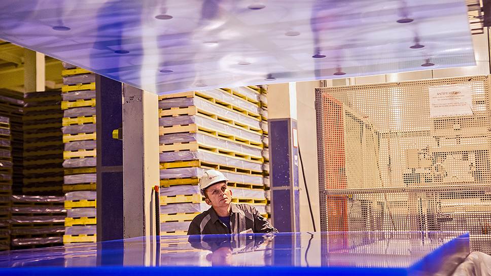 С 2004 года листы из акрилового пластика производят на заводе компании Evonik в Подольске