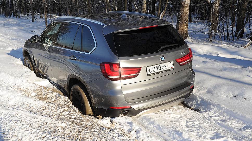 Автомобиль неплохо едет по бездорожью до той поры, пока не застрянет  