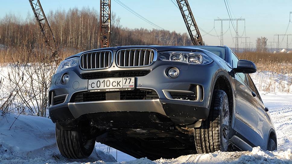 Спереди у нового X5 полностью светодиодные фары с автоматическим распределением светового потока, видеокамеры, датчики и радар системы активного круиз-контроля  