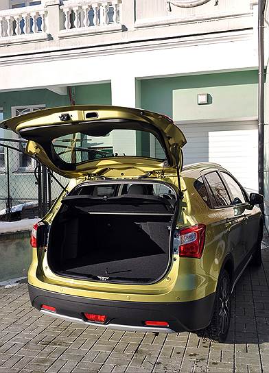 Объем багажника по сравнению с прежней SX4 увеличился почти вдвое — до 480 л