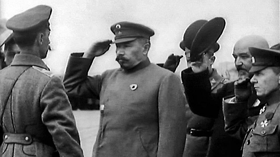 Председатель Временного Приамурского правительства Меркулов (на фото — принимает доклад), разочаровавшись в американских оккупантах, возлагал большие надежды на японских 