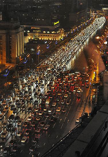 По количеству часов, проведенных в пробках, москвичи значительно обгоняют питерцев