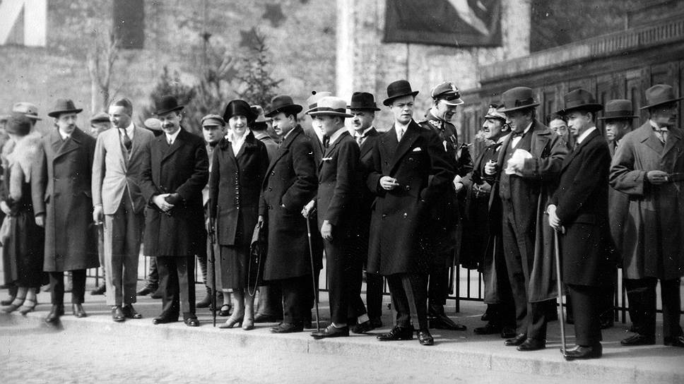 После скандального случая на демонстрации 1922 года иностранным дипломатам начали выделять на Красной площади места в стороне от советского народа  