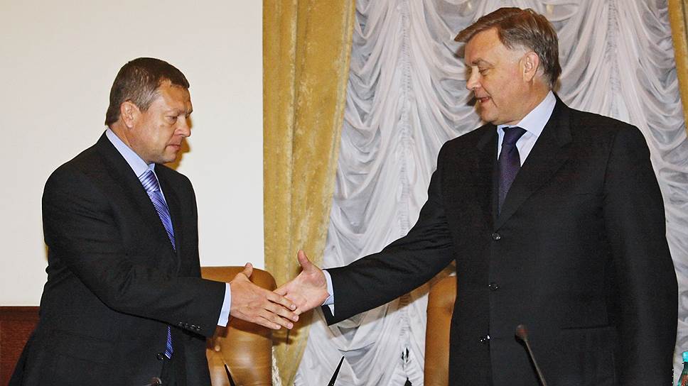 Компания РЖД, возглавляемая Владимиром Якуниным (справа), могла бы выкупить принадлежащую Игорю Зюзину ветку железной дороги за $2 млрд, но и это не гарантирует "Мечелу" спасения