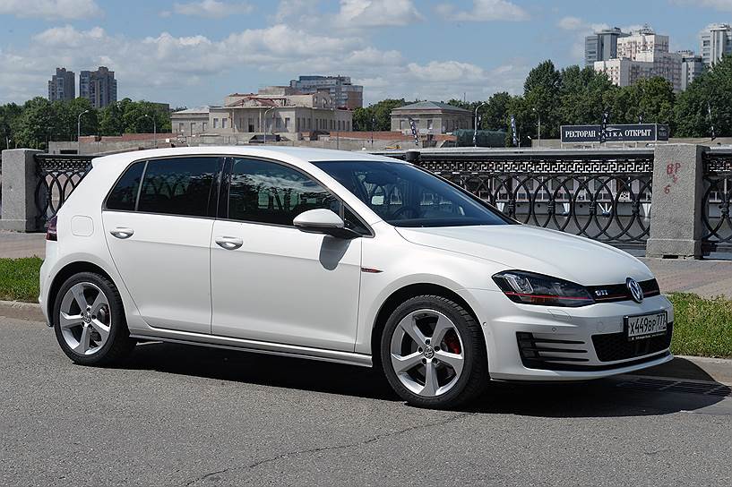 Внешних отличий от обычных Golf у GTI немного: заниженная на 15 мм подвеска, другие бамперы и красный молдинг спереди