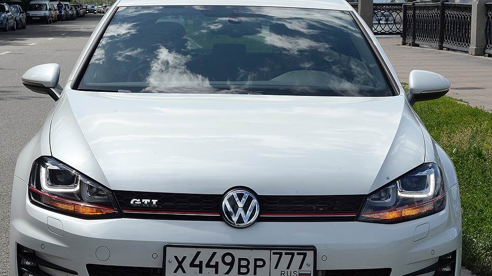 За светодиодные огни и биксеноновые фары доплачивать не надо, у GTI они в базовой комплектации