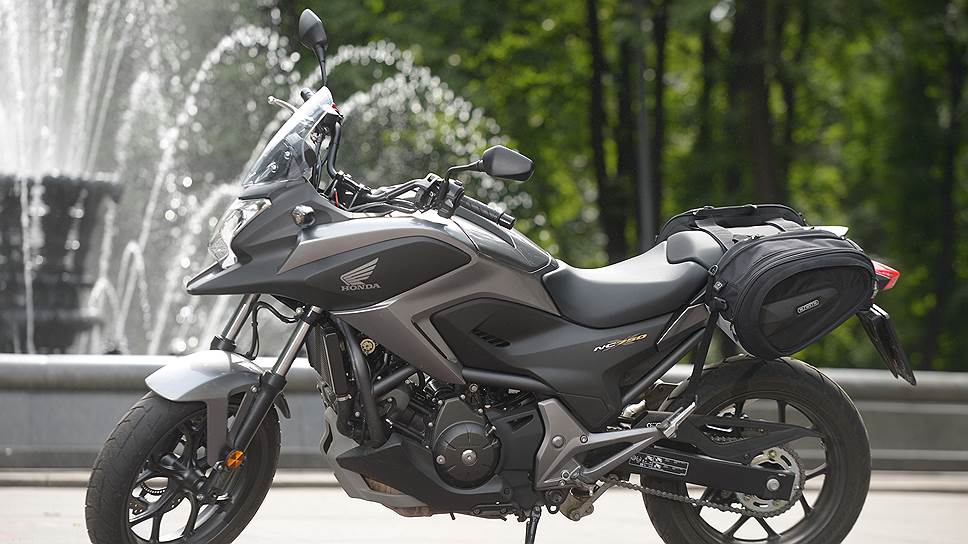 На российском сайте "Хонды" NC750XВ следует искать среди эндуро, хотя на самом деле это сугубо дорожный мотоцикл